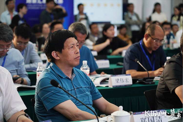 马宁 摄中国农科院农业信息研究所原所长,教授许世卫问:"监测获取数据