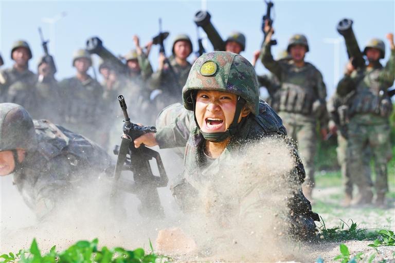 图为陆军某合成旅"杨根思连"官兵利用训练间隙开展小比武,小竞赛活动