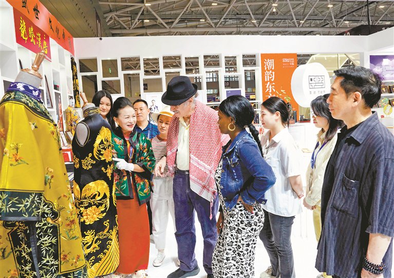 当传统韵味遇上现代时尚 文博会上刮起"新中式"旋风