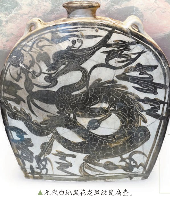 展柜中,一件出土于内蒙古的魏晋时期龙形金项饰,其造型与常见的金饰品