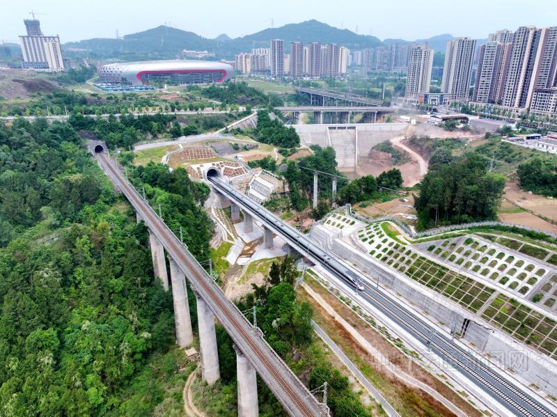 巴南高铁开通运营后,巴中至南充最短运行时间约35分钟,至成都最短运行