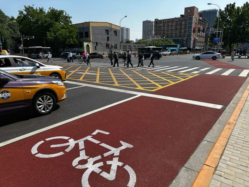 重新施划后道路标线更加清晰,非机动车道内也加装了防滑的彩色铺装