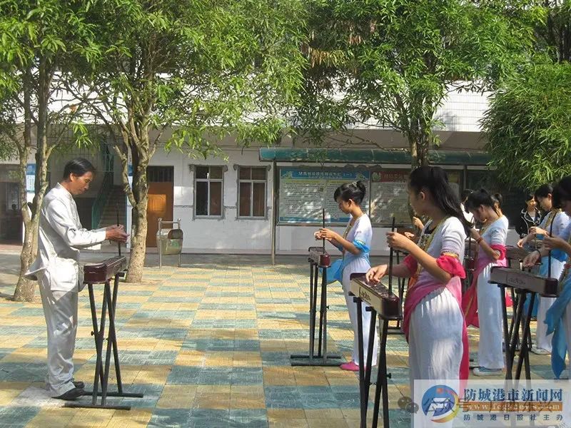 用京族"一根弦"弹响非遗乐章——记全国首批乡村工匠名师苏春发