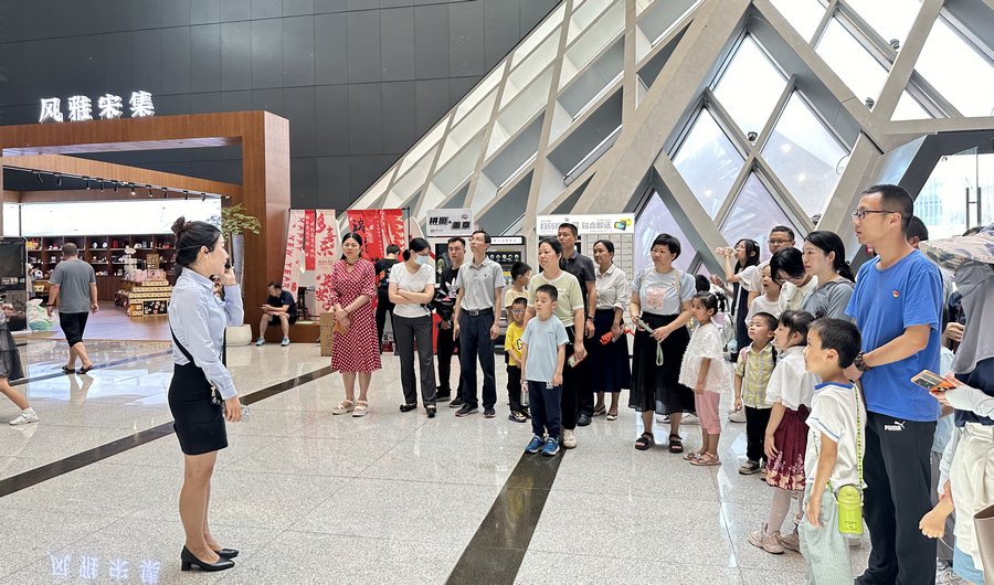 章贡区九曲河路社区开展"走进博物馆 感知生灵万象"主题活动