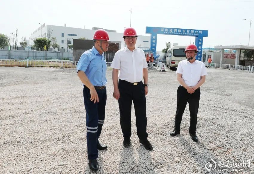 5月26日,娄底市委书记邹文辉深入娄底经开区,娄星区调研项目建设