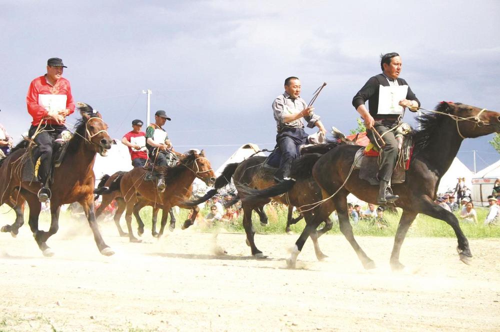 听导游说,阿勒泰地区是新疆哈萨克族主要分布区之一.