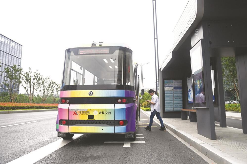 5月22日,在杭州余杭未来科技城,市民登车体验自动驾驶接驳示范线.