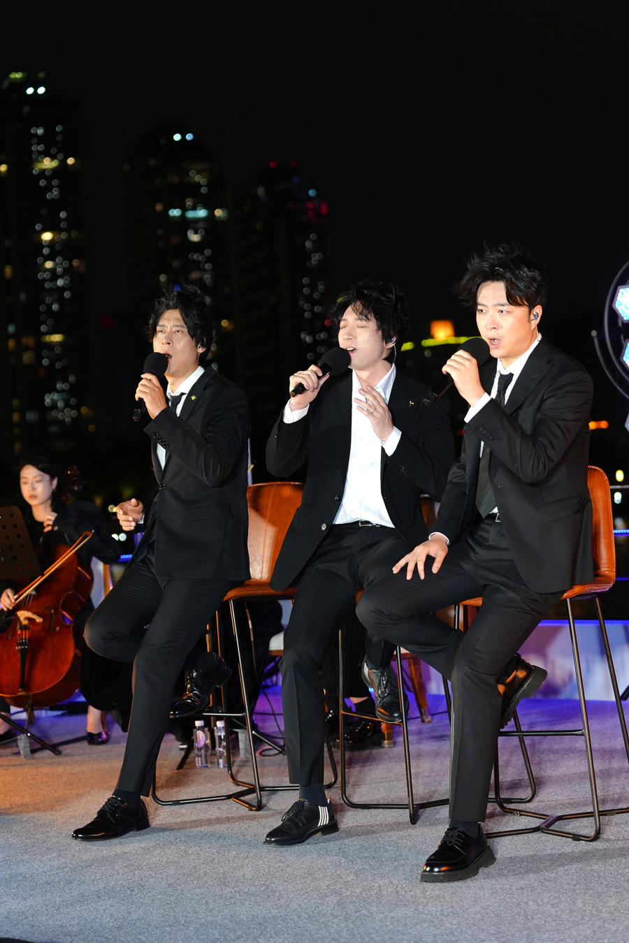 北外滩游船上,"力量之声"为上海解放75周年唱一首歌