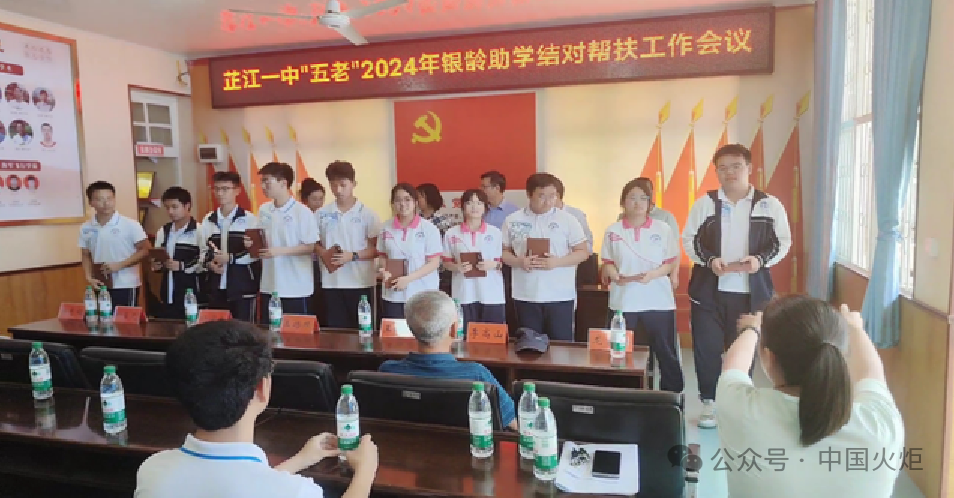 5月22日,沅陵县凉水井镇关工委,老健协组织"五老"和文化志愿者30余人