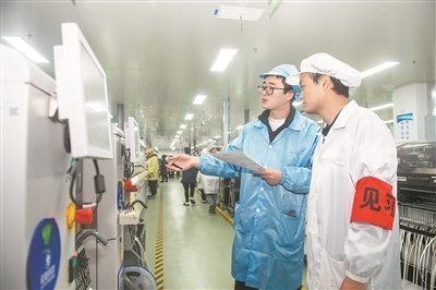 在浙江省杭州市上城区海兴电力科技股份有限公司车间内,工程师对见习