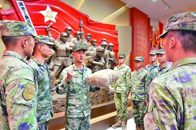 陆军某合成旅"杨根思连"干部为战士们讲述老连长的战斗故事(2023年