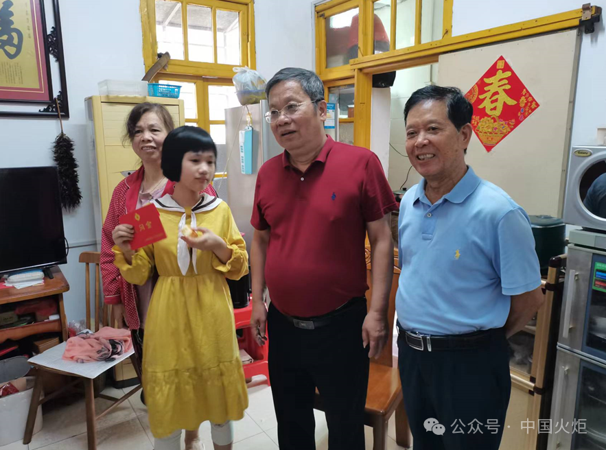 5月23日,泉州市关工委副主任陈永宝代表市关工委前往鲤城区,走访慰问