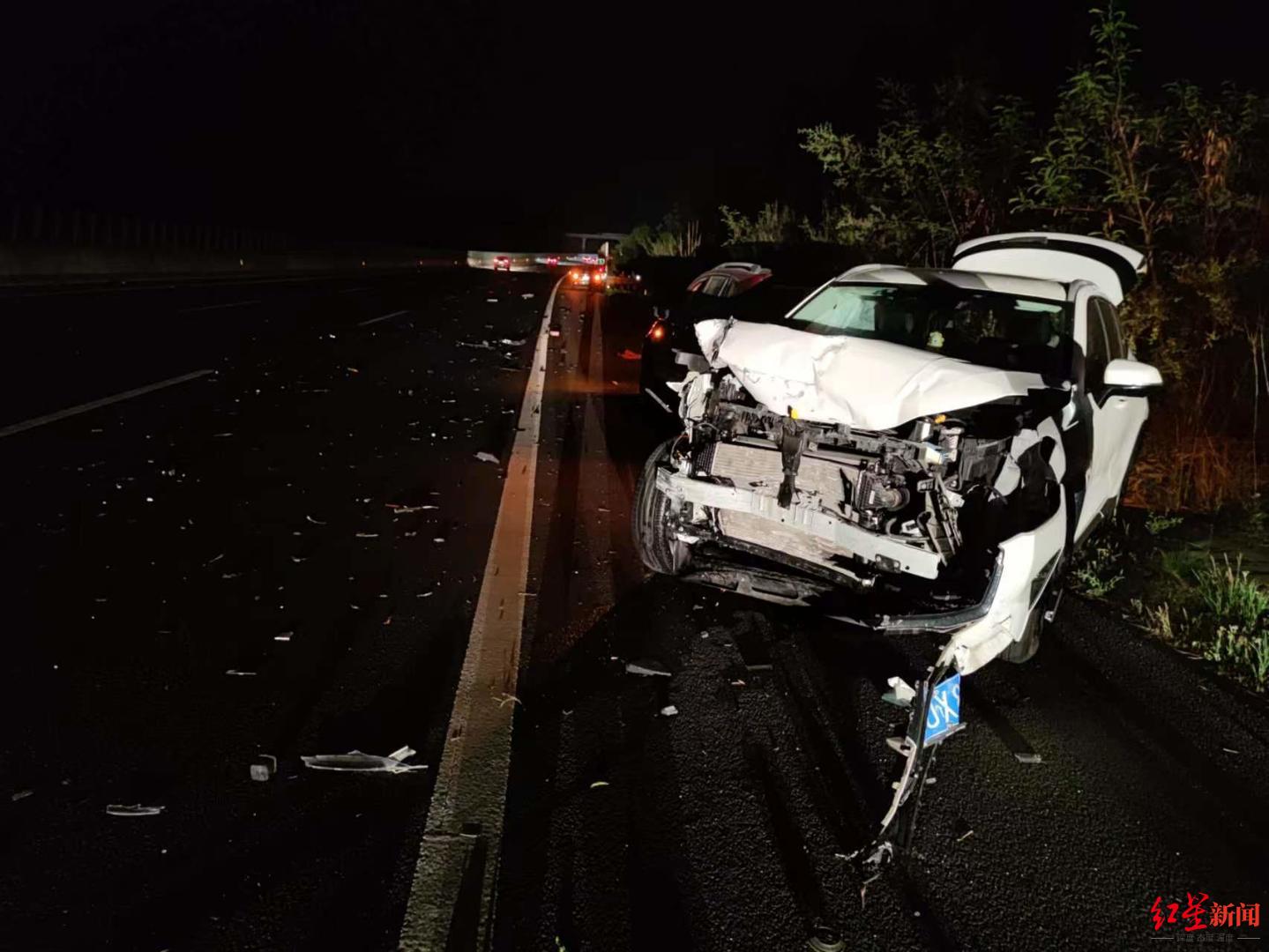 镇干部路遇轿车出事故救出车内5人,一分钟后轿车再遭追尾!