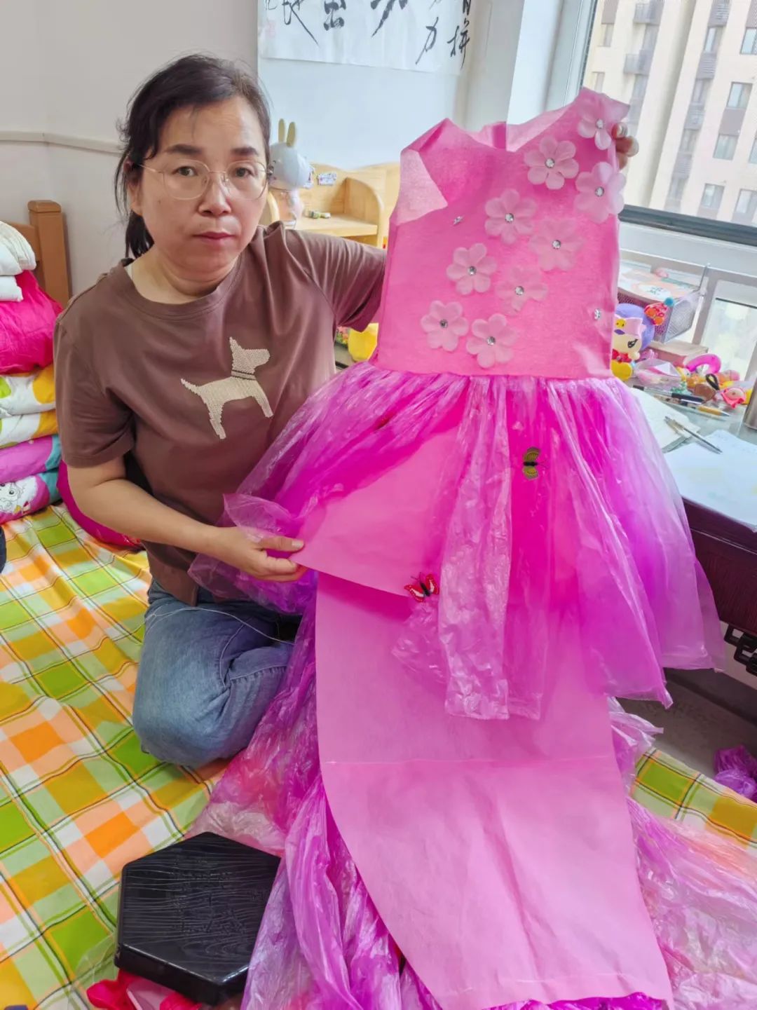 雁塔区实验小学在"雁塔区生活垃圾分类专题晚会"上表演环保时装秀