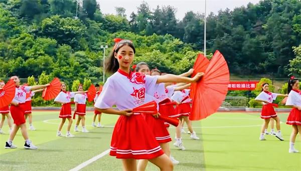 东风二中:活力啦啦操 赛场展风采