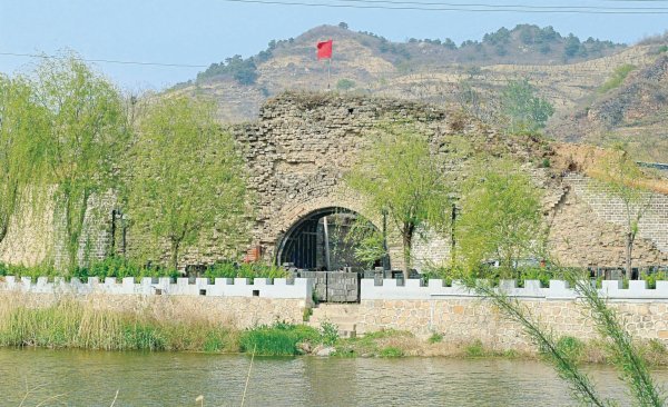 记者 方竟凯 摄来到抚宁区界岭口村,穿过村口砖石斑驳的主城门,仿佛