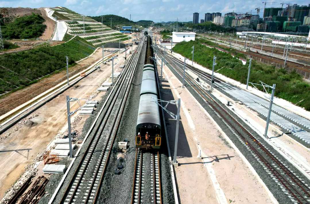 随着最后一对500米长的钢轨顺利卸车,贵州省贵南高铁引入贵阳枢纽铁路