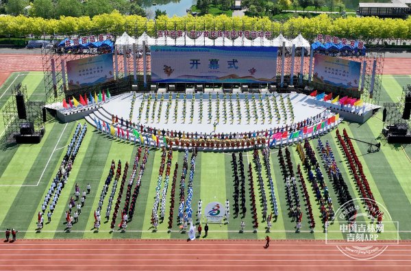 演出舞台绚烂,精彩纷呈,紧紧围绕"中华民族一家亲,同心共筑中国梦"