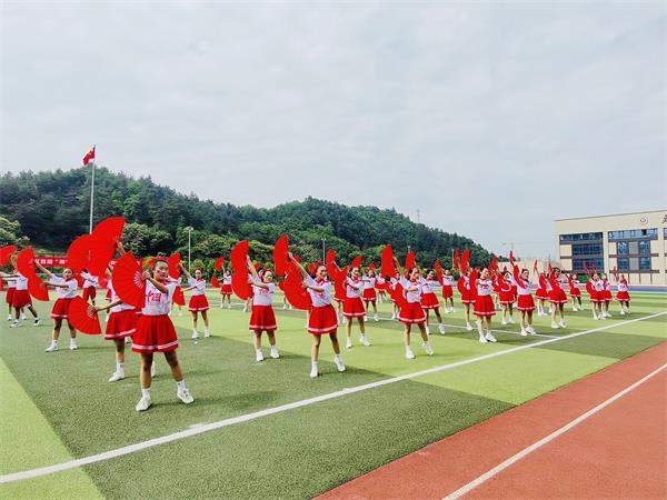 东风二中:活力啦啦操 赛场展风采