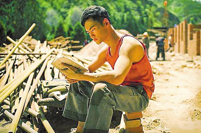 《平凡的世界》剧照中的孙少平读完著名作家路遥的《平凡的世界》