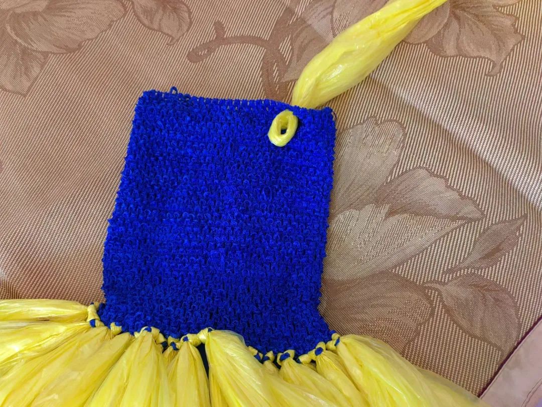 有的把垃圾袋编织成美丽的裙子