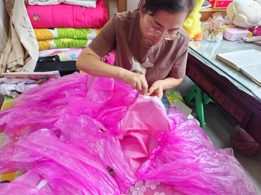 有的把垃圾袋编织成美丽的裙子