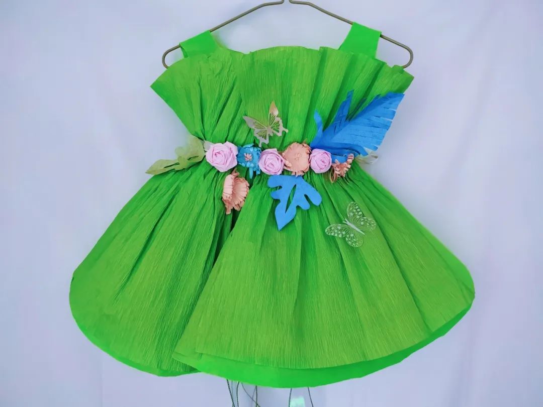 雁塔区实验小学在"雁塔区生活垃圾分类专题晚会"上表演环保时装秀