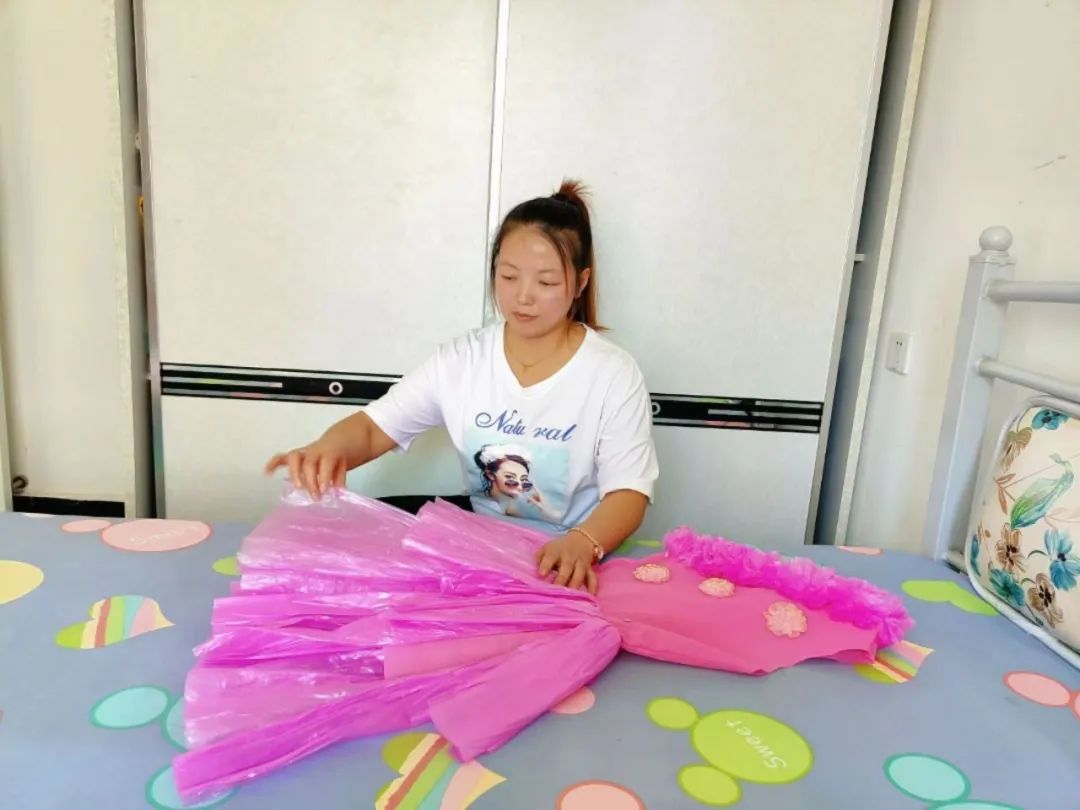 雁塔区实验小学在"雁塔区生活垃圾分类专题晚会"上表演环保时装秀