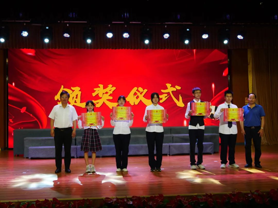 校长颁发一等奖原标题:西安市育才中学举行2024年红五月艺术节合唱