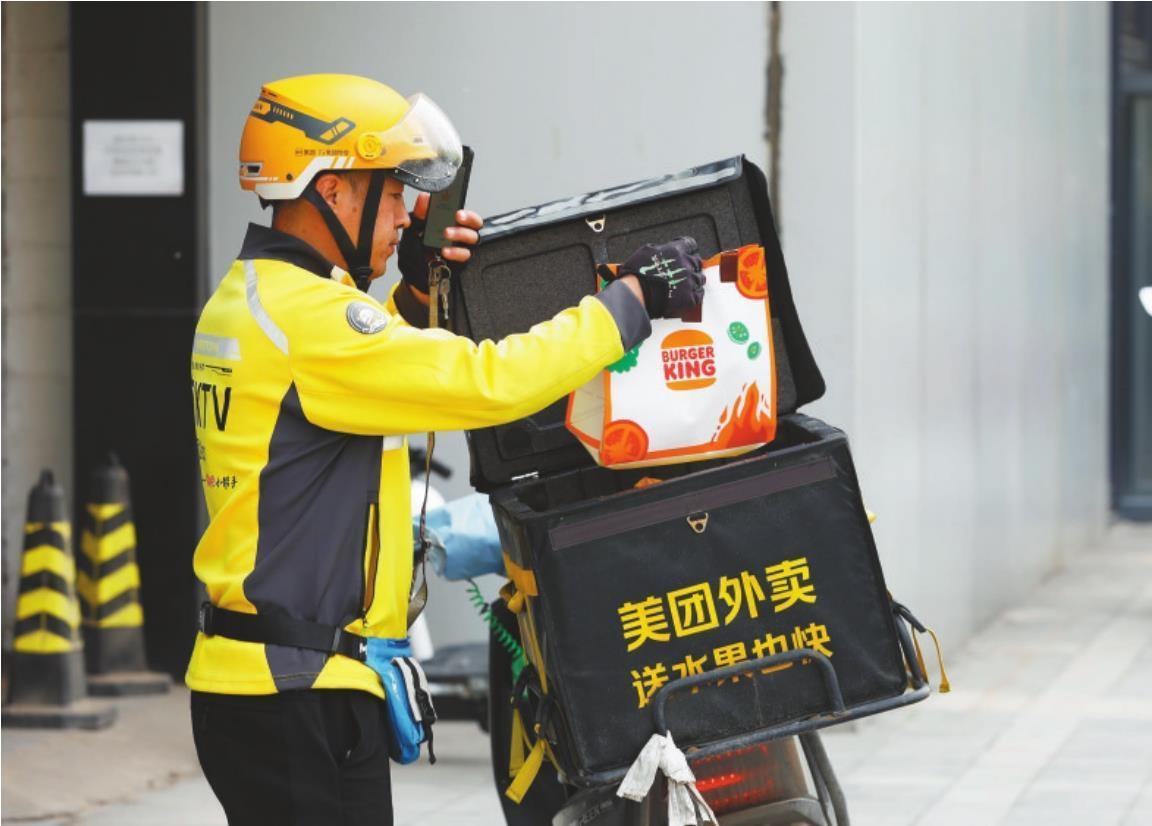 奔波忙碌的外卖小哥.本报记者 卢立业 摄