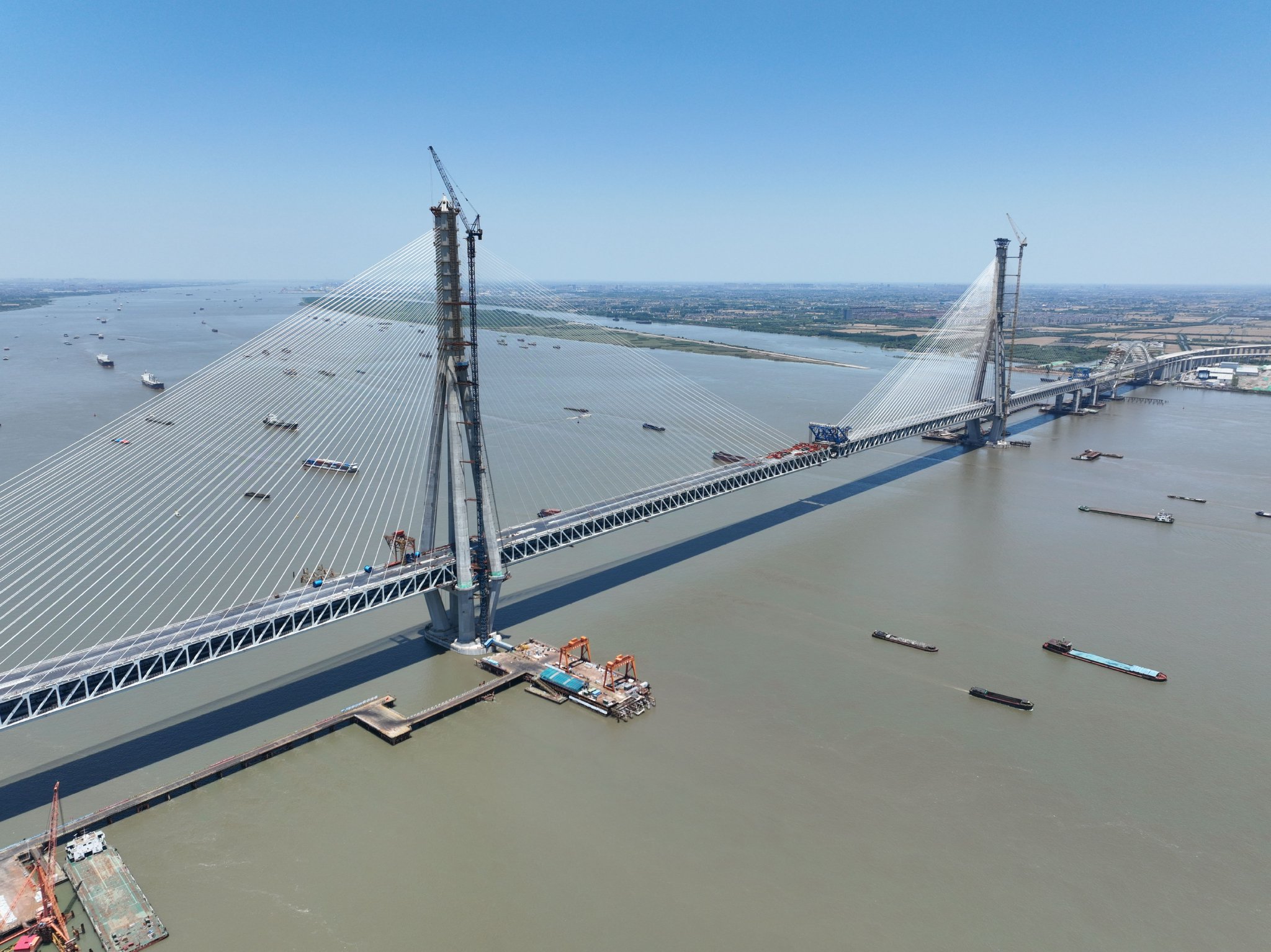 由中铁大桥局承建的常泰长江大桥是长江上首座集高速公路,城际铁路和