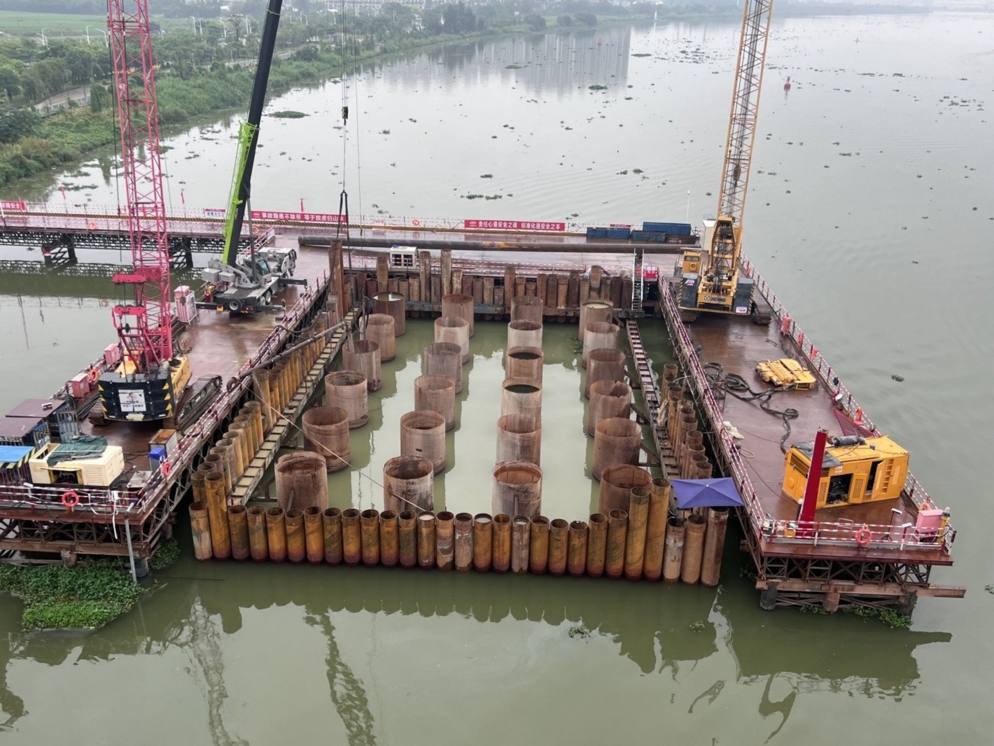 榕江北河斜拉桥首个深水围堰施工现场