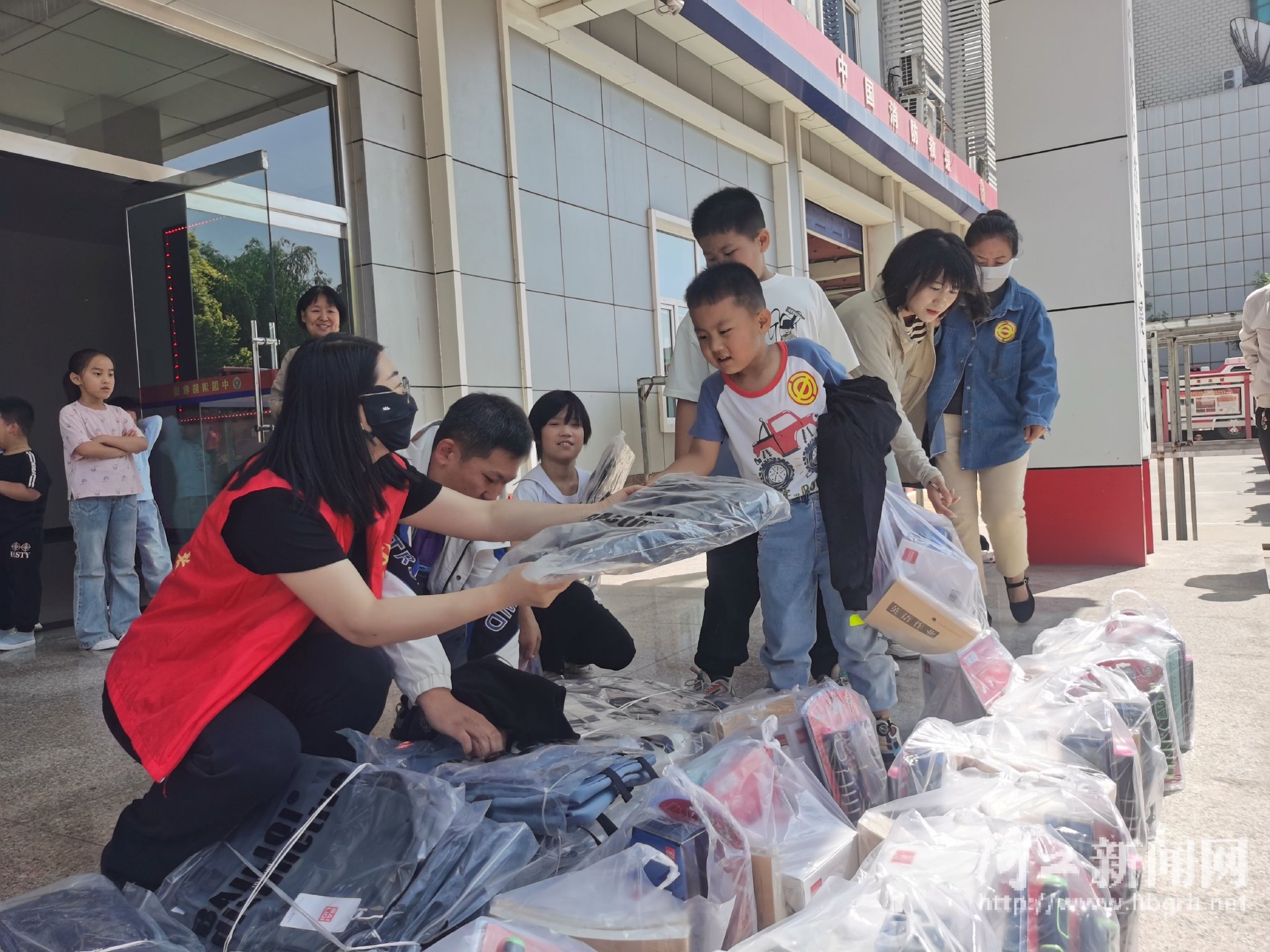 工会牵手"火焰蓝",为孩子们带来别样"六一"儿童节