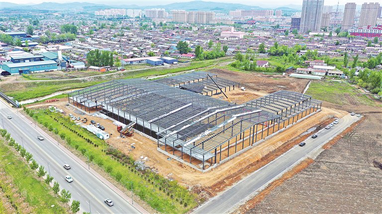 文/摄 张双寅 王逸轩  本报记者 韩波车辆穿梭,机声轰鸣,项目施工