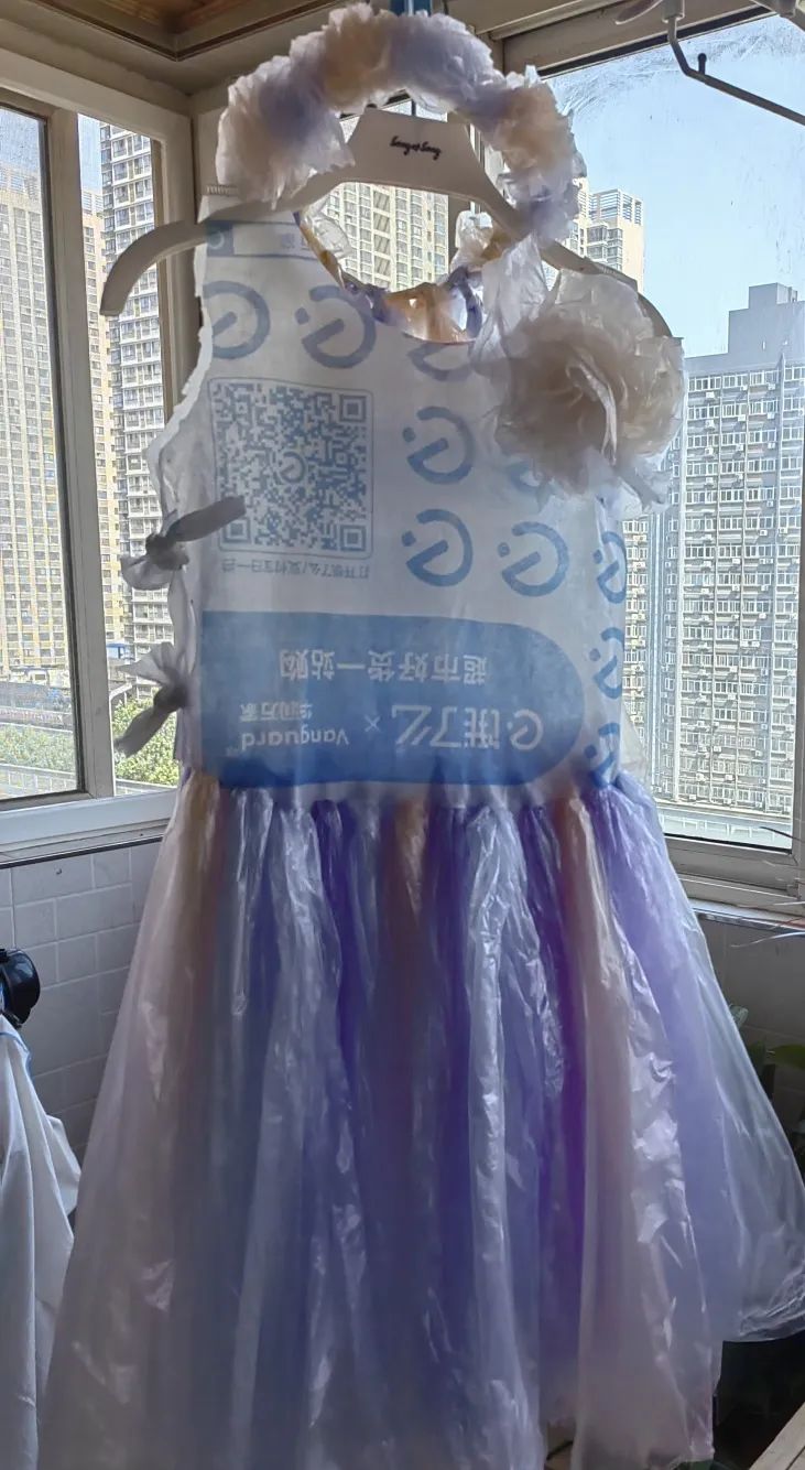 一件旧衣服,一个环保袋,一张废旧纸,一个小杯子,一根吸管……就是这些