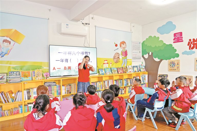 该悦读馆的落成,得益于广东省广州市启聪学校退休教师潘建惠的爱心