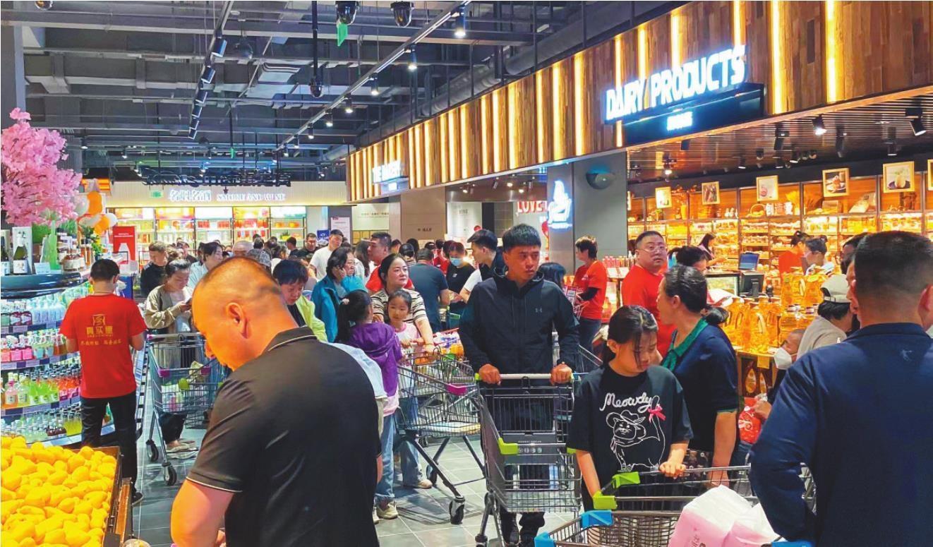 真实惠购物广场内人流如织.