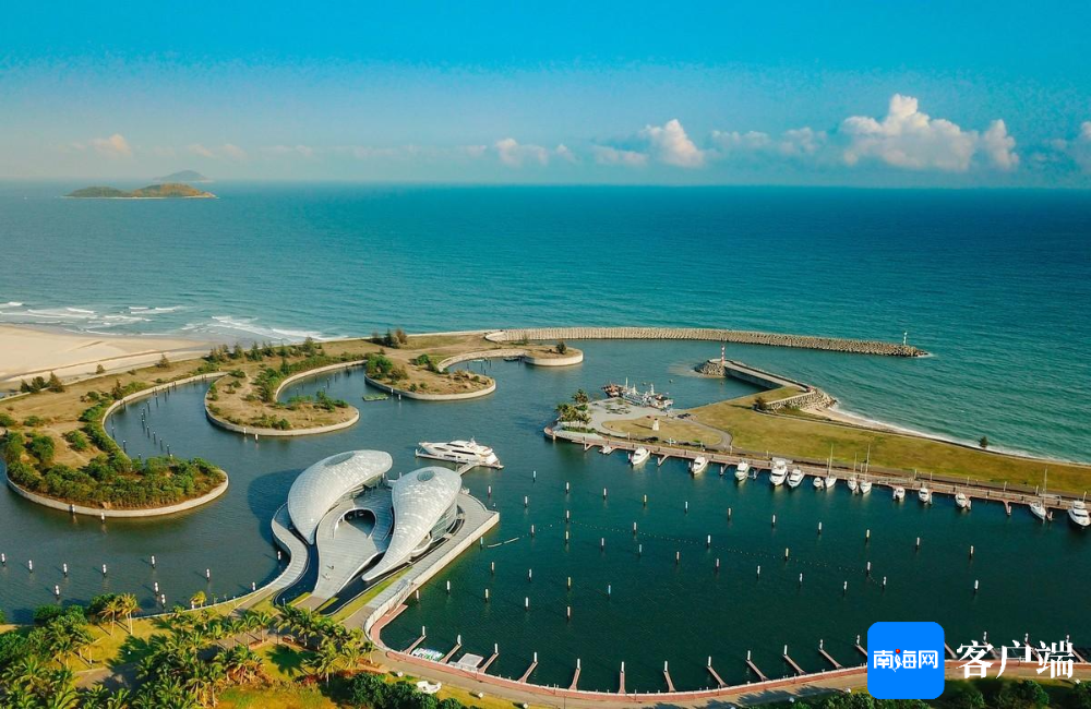 华润游艇会码头,拥有31艘已备案的租赁游艇,经营着石梅湾往返加井岛的