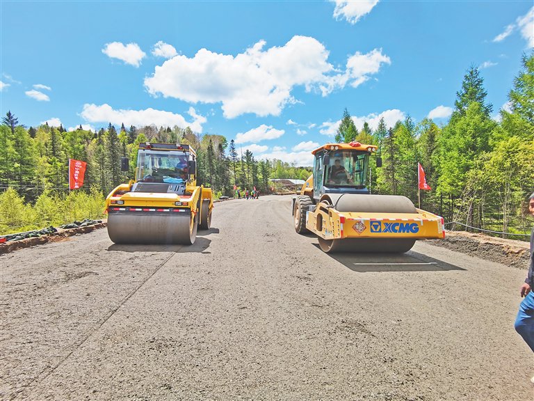 水稳底基层试验段顺利完成
