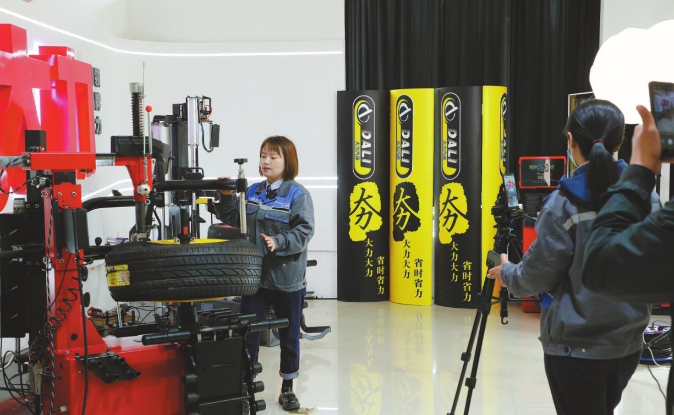 辽宁鼎际得石化公司的自动化生产车间.本版图片由本报记者徐鑫摄