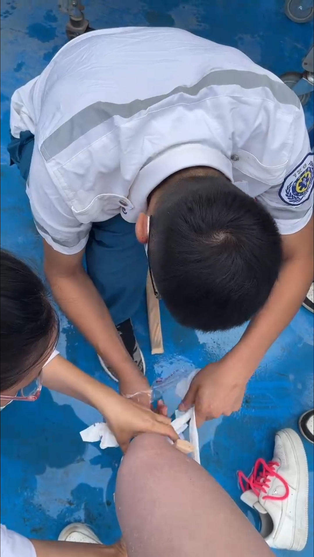 黄女士发布的视频中,工作人员为其包扎腿部