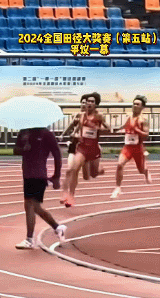 ▲相关视频显示，该男子有侧身小跑做热身的动作