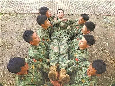 民兵进行信任背摔训练.邵 翊摄10米高空,依次通过踏板间距1.