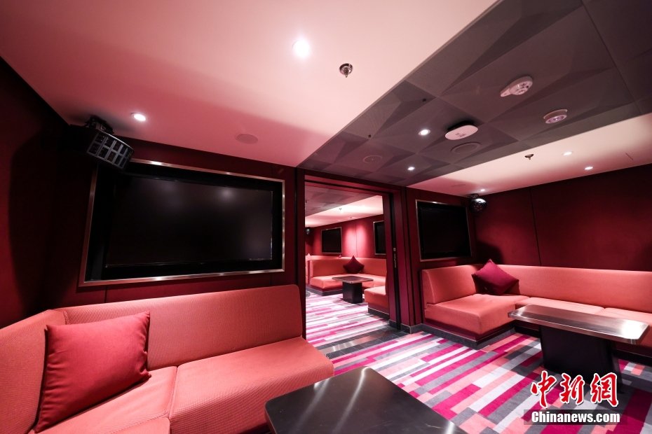 图为"爱达·魔都号"上的一处卡拉ok包厢.