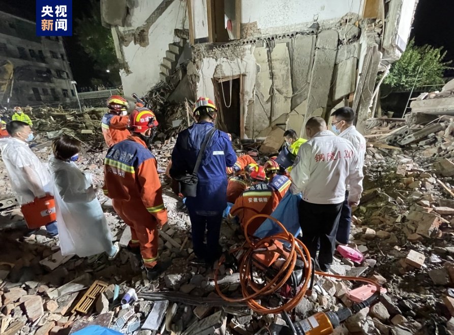 安徽铜陵郊区大通镇居民楼坍塌事故现场发现第三名失联人员