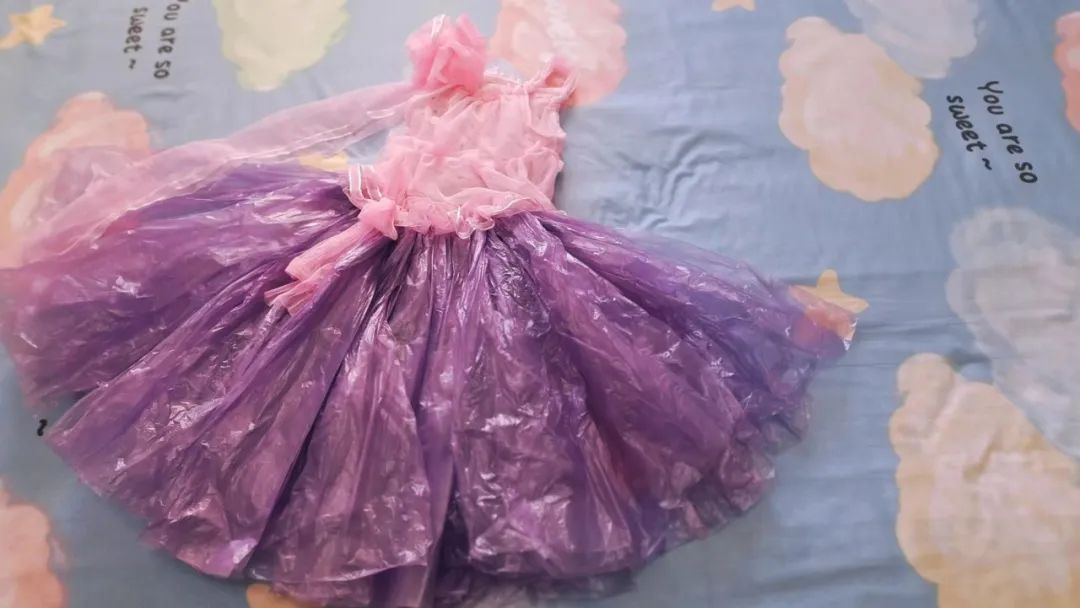 雁塔区实验小学在"雁塔区生活垃圾分类专题晚会"上表演环保时装秀