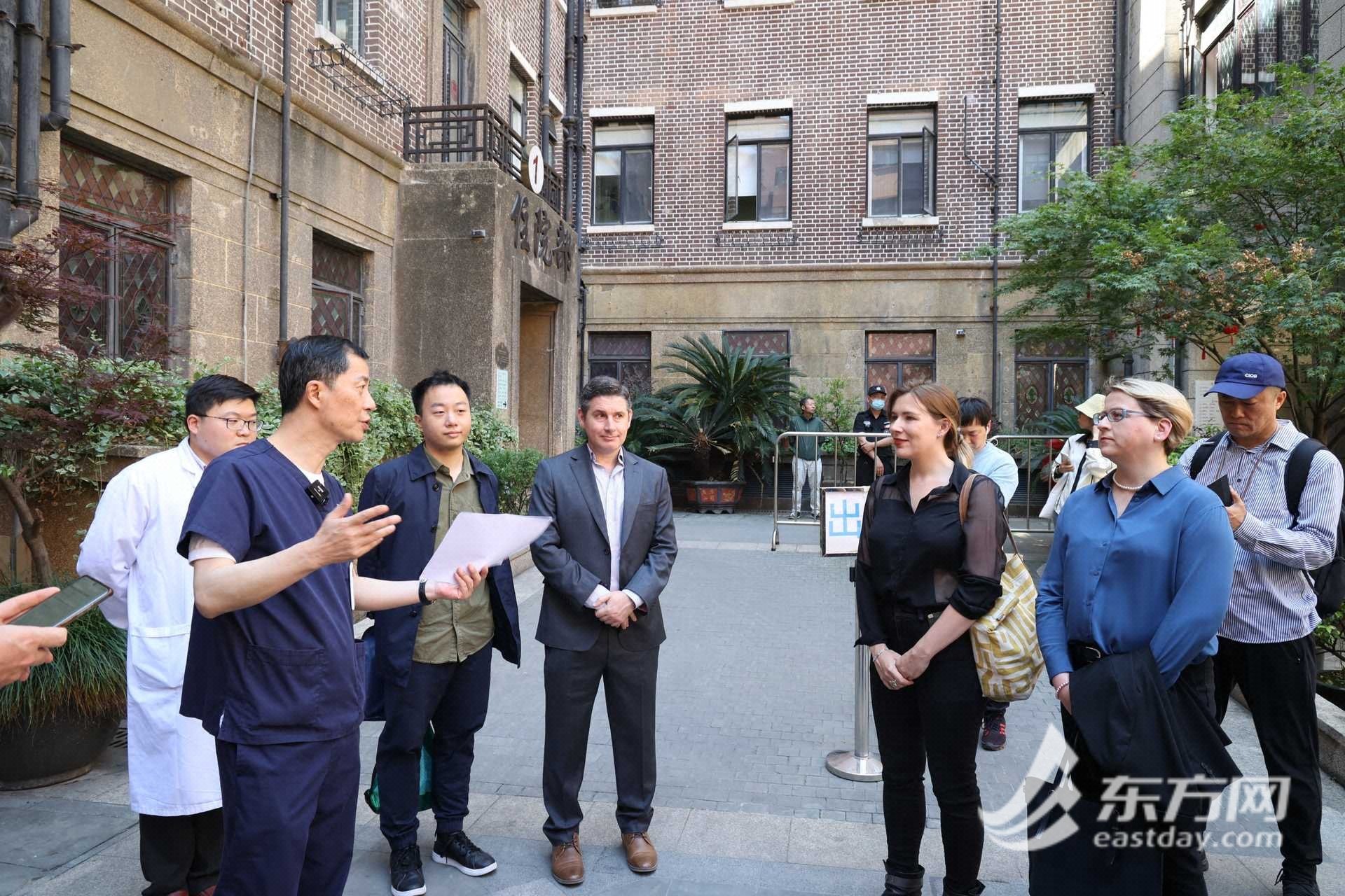 他在上海奋斗数十年,打下了一片天地,地成了地产大亨.