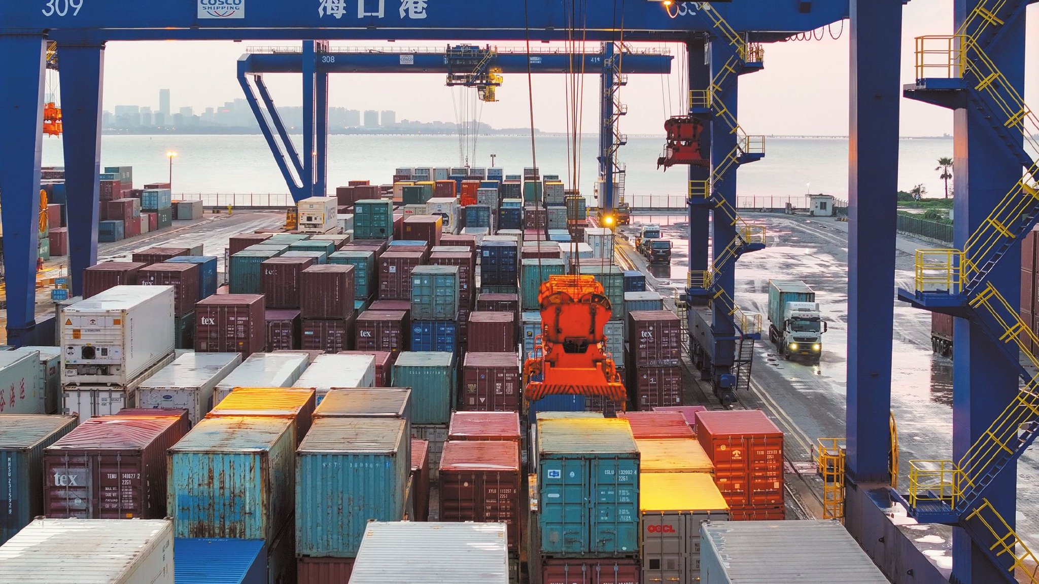 日前,在海口秀英港集装箱码头,货轮停靠在泊位上装卸集装箱,现场遗缮