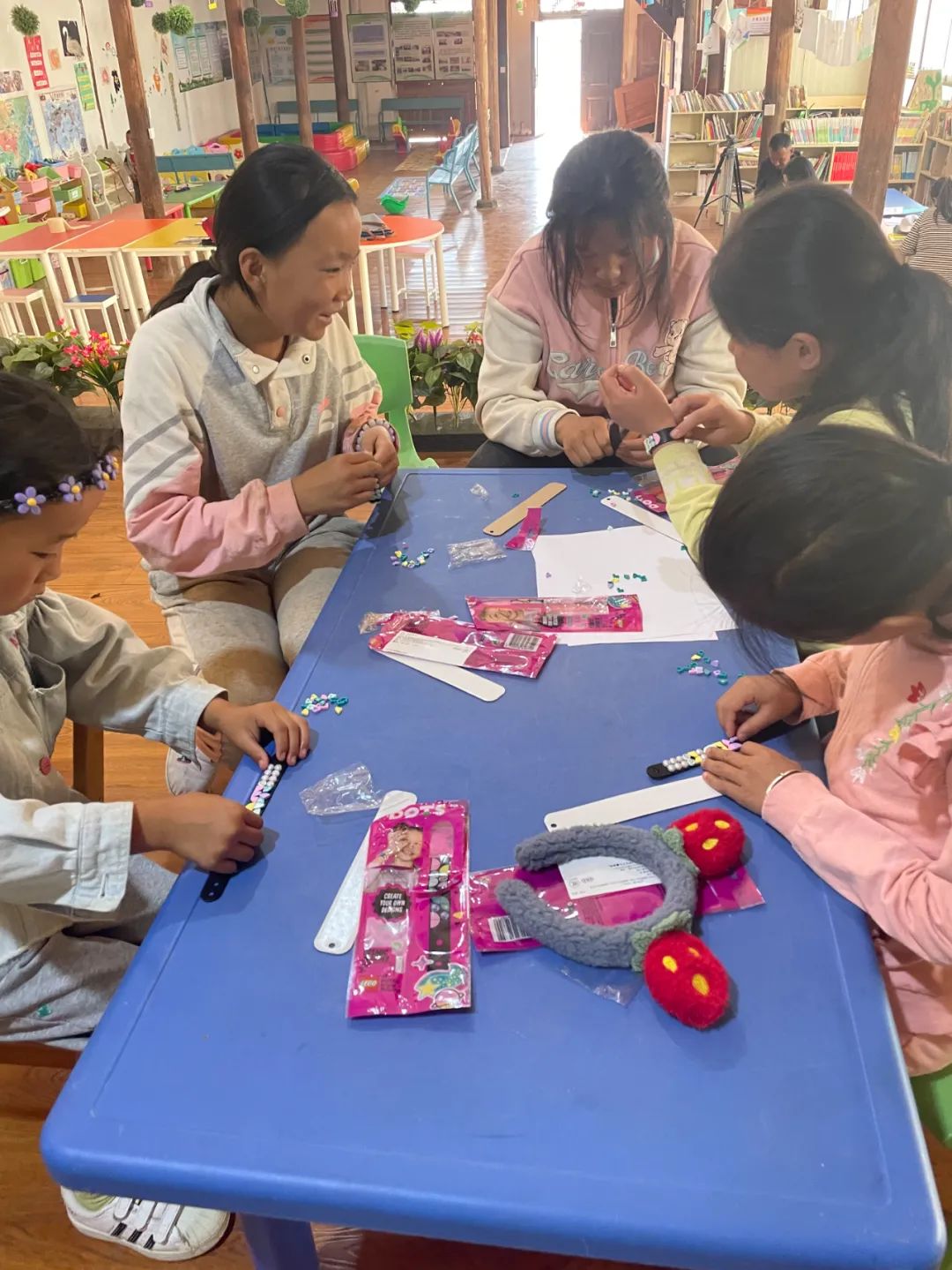 孩子们手工制作手环.(王璠 摄)