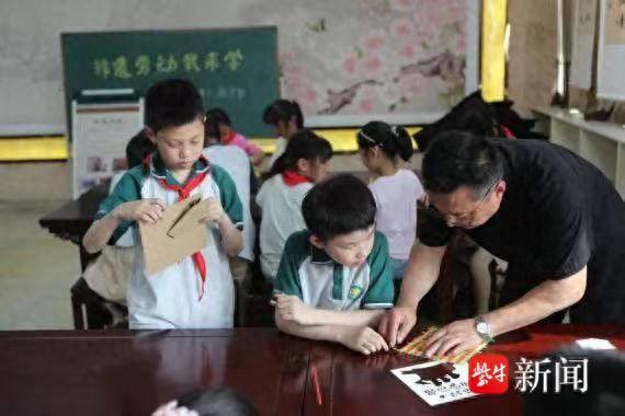 将劳模请进校园  在孩子心中种下劳动的种子